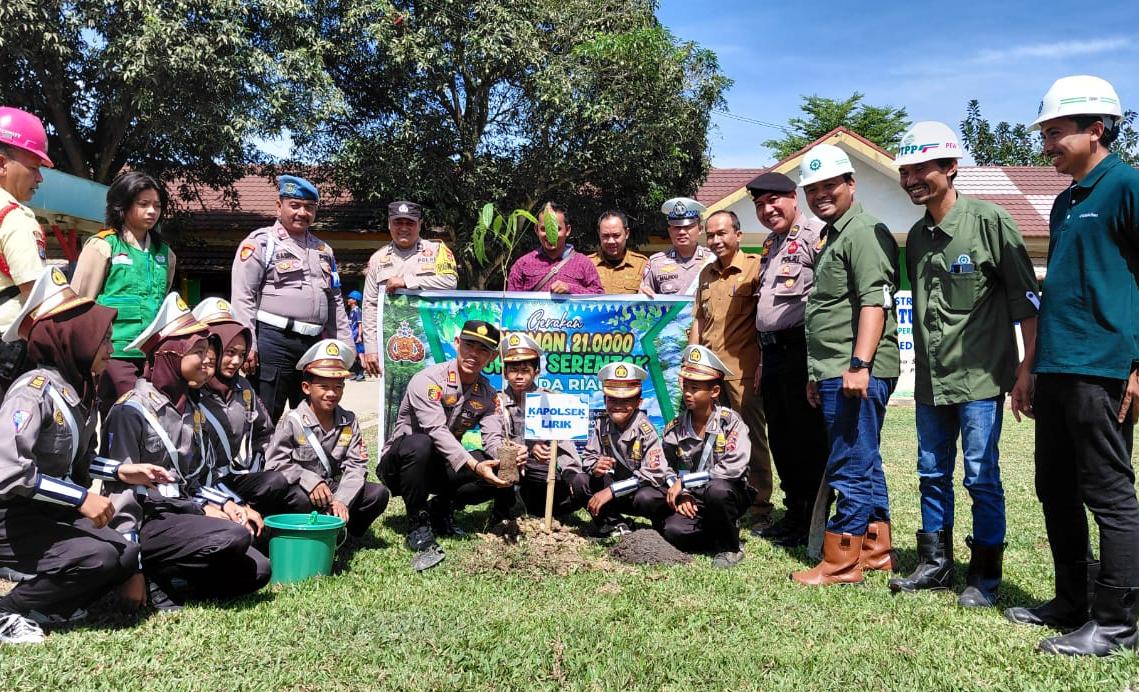 Dukung program green policing, PT TPP bersama Polsek Lirik gelar penanaman pohon