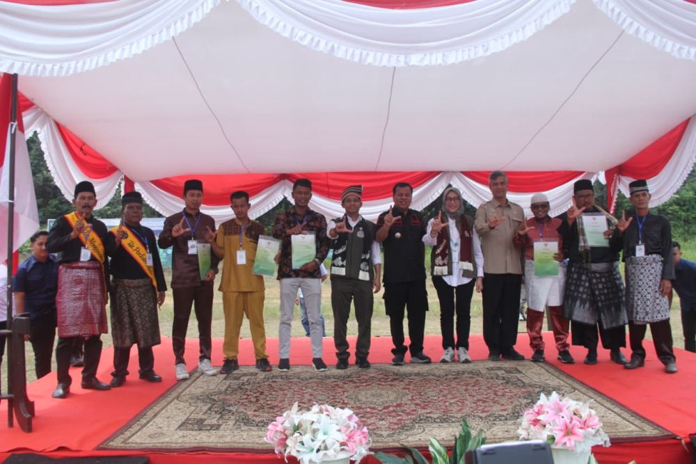 Negara Akui Hutan Adat Kuansing, Menhut Serahkan SK Perhutanan Sosial 4.237 Ha