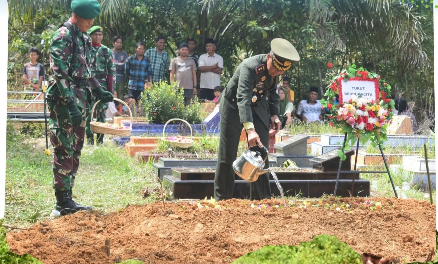 Pemakaman Militer Serda Priyayong Oktaris Digelar di Seberang Taluk