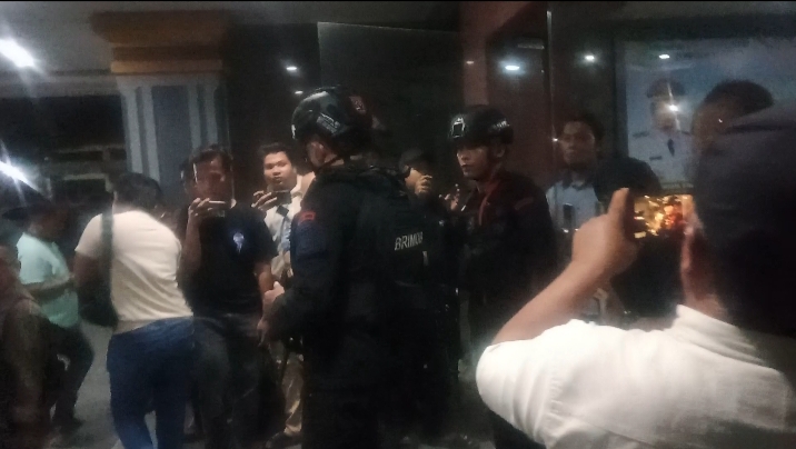 Breaking News,,,     KPK Datangi Kantor Bupati Inhu, Diduga Lakukan Penggeledahan