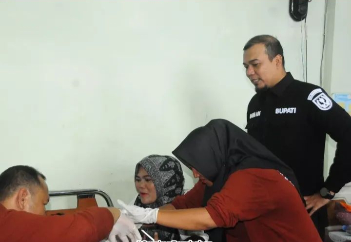 Bupati Ade Semangati Anak-anak Peserta Sunat Massal. Jangan Takut, Biar Bapak Temani