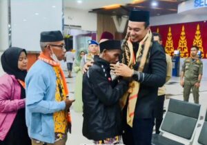 Tangis Haru Bupati Ade Saat Menyambut Kepulangan 102 Jamaah Umroh Program Pemkab Inhu