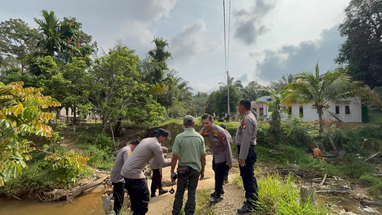 Dampingi Karo Ops Polda Riau, Kapolres Inhu Tinjau Rencana Pembangunan Jembatan Penghubung Oleh Polri