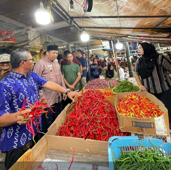 Wabup Inhu Sidak Kepasar Rakyat Rengat, Pastikan ketersediaan bahan pokok jelang Ramadhan 1447 Hijriyah