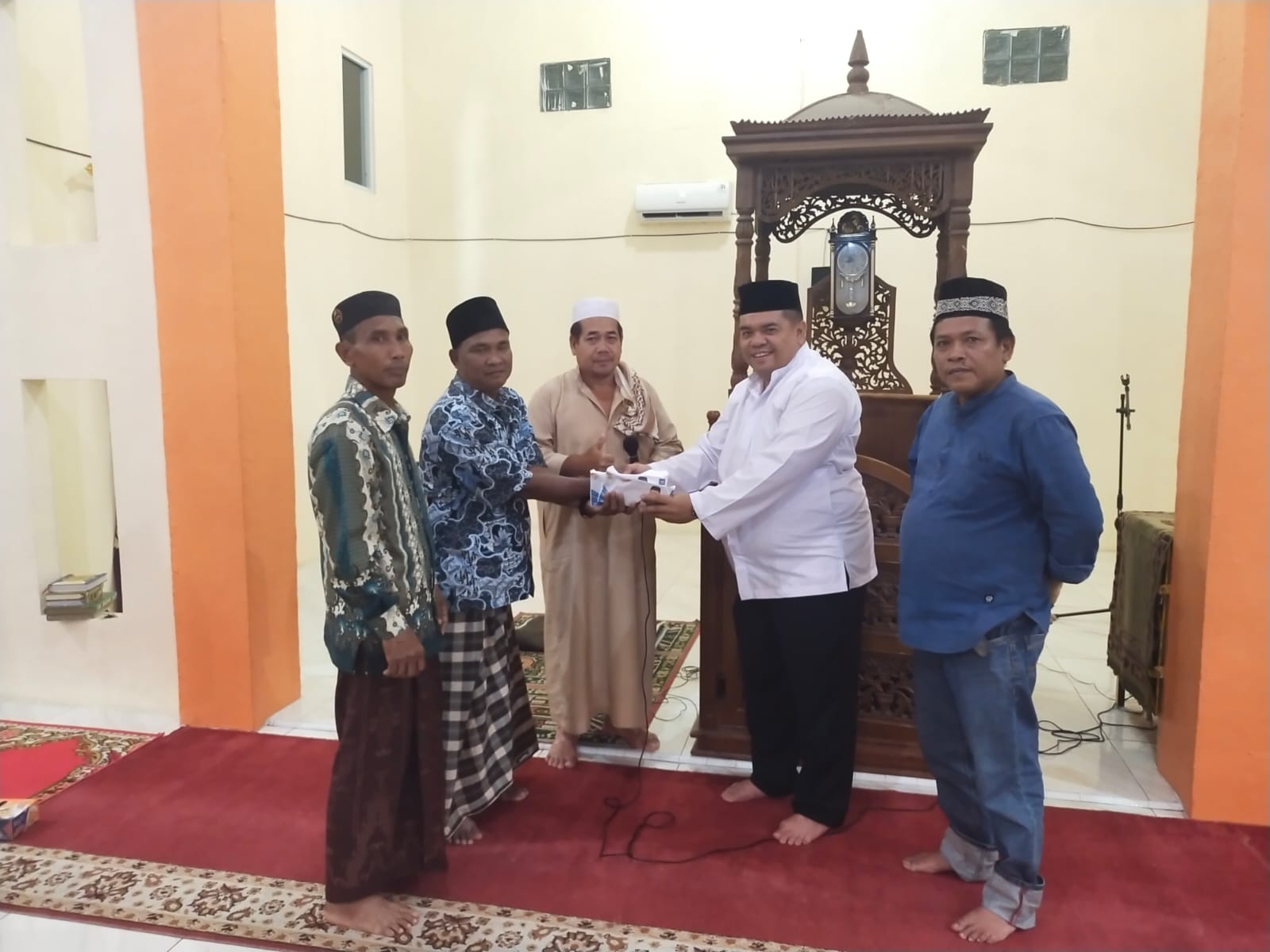 Salat Tarawih Bersama Warga, Ketua DPRD Inhu Serahkan 25 Juta Bantuan Pembangunan Masjid Nurul Hidayah