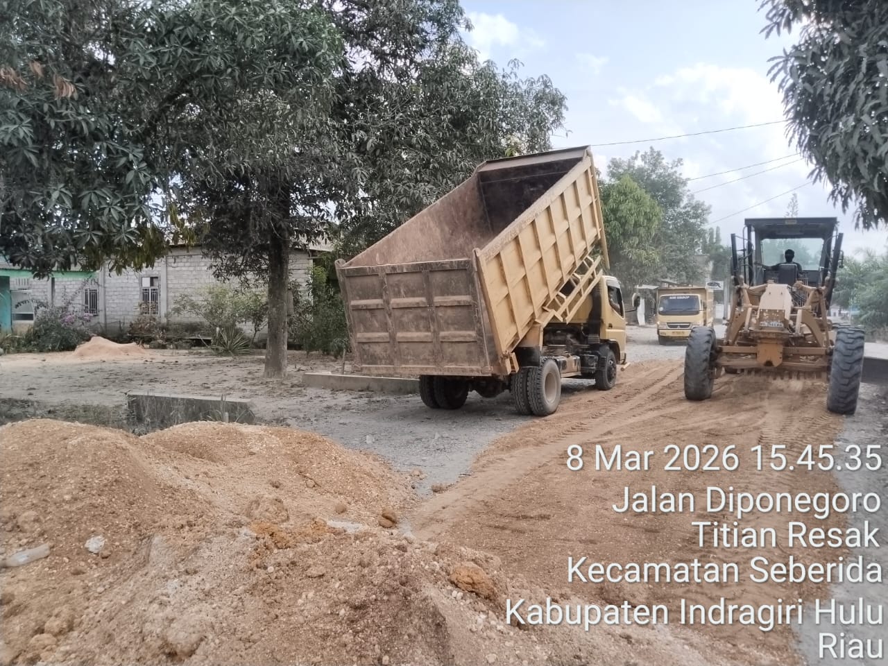 Apresiasi perbaikan jalan secara Mandiri di Desa Titian Resak, Ketua DPRD Inhu Bantu Material Sirtu Untuk Perbaikan Jalan