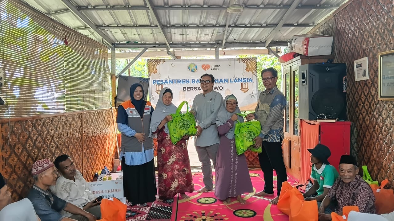 IWO Jabar Taja Pesantren Ramadhan Lansia dan Berbagi Paket Sembako