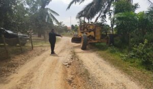 Prihatin Terhadap Kondisi Kerusakan Jalan, Ketua DPRD Inhu inisiatif Perbaiki Secara Mandiri