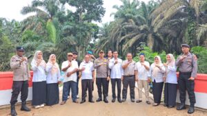 Polsek LBJ Selesaikan Renovasi Pembangunan Jembatan Merah Putih Tahap II Desa Pondok Gelugur