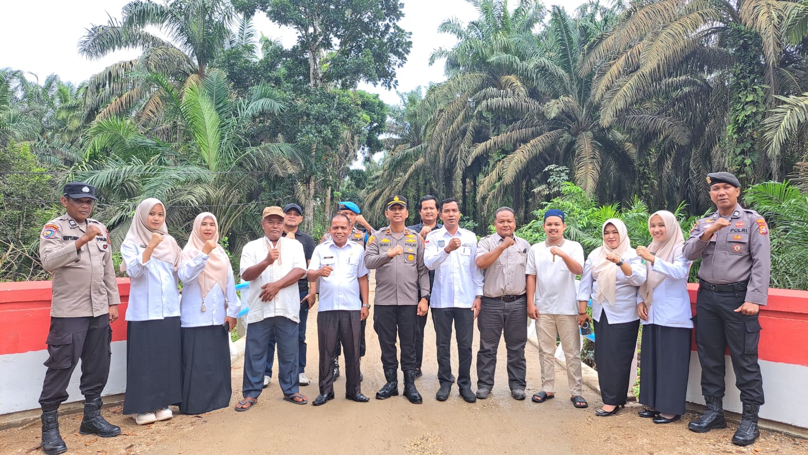 Polsek LBJ Selesaikan Renovasi Pembangunan Jembatan Merah Putih Tahap II Desa Pondok Gelugur