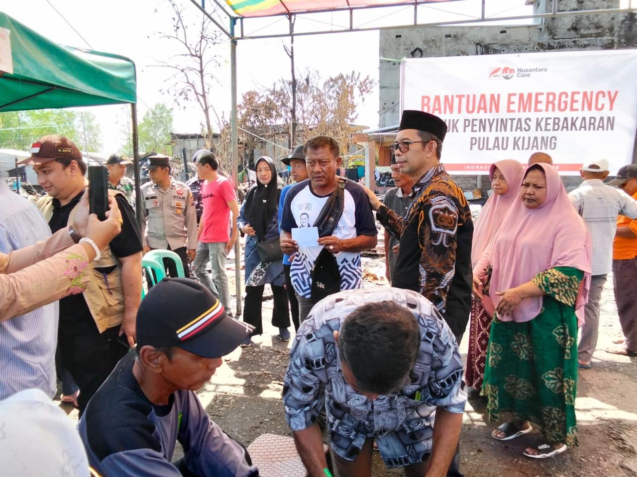 Pasca Kebakaran 106 Rumah di Inhil, H. Mafirion Salurkan Bantuan untuk Warga Terdampak