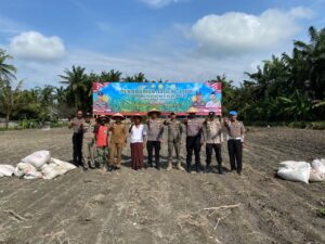 Polsek Lubuk Batu Jaya Gandeng Ponpes Nurul Huda Tanam Jagung Dukung Ketahanan Pangan 2026