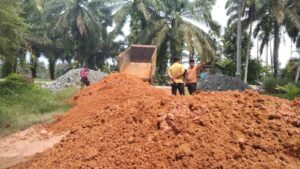 Ketua DPRD Inhu Turun Tangan Perbaiki Jalan Putus di Petalongan Pakai Dana Pribadi