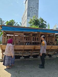 Polsek Lubuk Batu Jaya Dukung Ketahanan Pangan, Sambangi Peternak Kambing di Desa Kulim Jaya