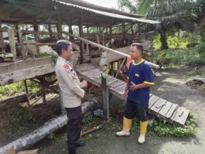 Polsek LBJ Kunjungi Peternak Kambing, Komitmen Dukung Program Ketahanan Pangan Nasional