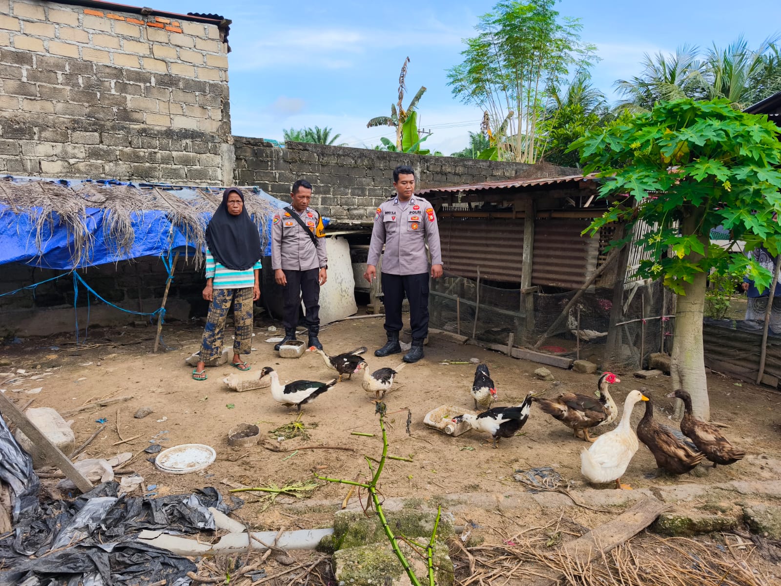 Polsek LBJ Sambangi dan Motivasi Peternak Bebek, Dukung Program Ketahanan Pangan Nasional