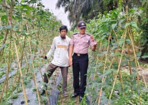 Bhabinkamtibmas Kuala Cenaku Kunjungi Petani Rawa Asri, Imbau Hindari Bakar Lahan