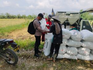 Bhabinkamtibmas Tanjung Sari Pantau Panen Padi, Pastikan Program P2B Berjalan
