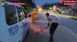 Respon Cepat Polsek Rengat Barat Amankan Jalan Licin Akibat Tumpahan Solar