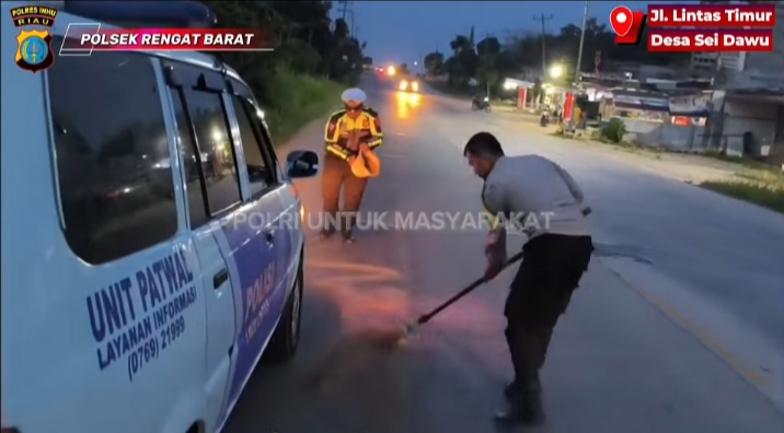 Respon Cepat Polsek Rengat Barat Amankan Jalan Licin Akibat Tumpahan Solar