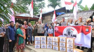 Nasionalisme Suku Talang Mamak Dinyalakan, Ekspedisi Merah Putih Polda Riau Polres Inhu Bagikan Bendera, Bansos, dan Tanam Pohon
