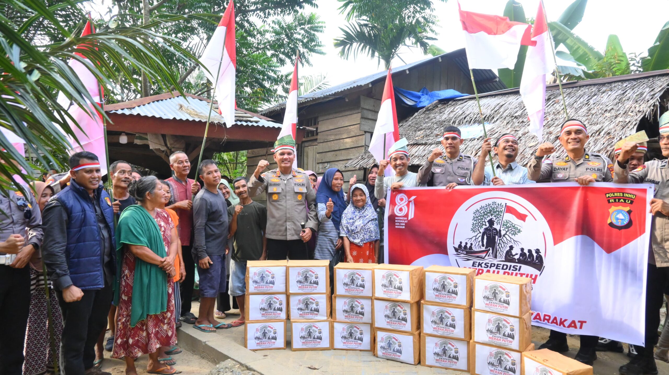 Nasionalisme Suku Talang Mamak Dinyalakan, Ekspedisi Merah Putih Polda Riau Polres Inhu Bagikan Bendera, Bansos, dan Tanam Pohon