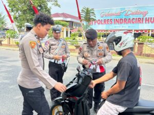 Polres Inhu Bagikan Puluhan Bendera Merah Putih ke Pengguna Jalan Jelang HUT RI ke-81