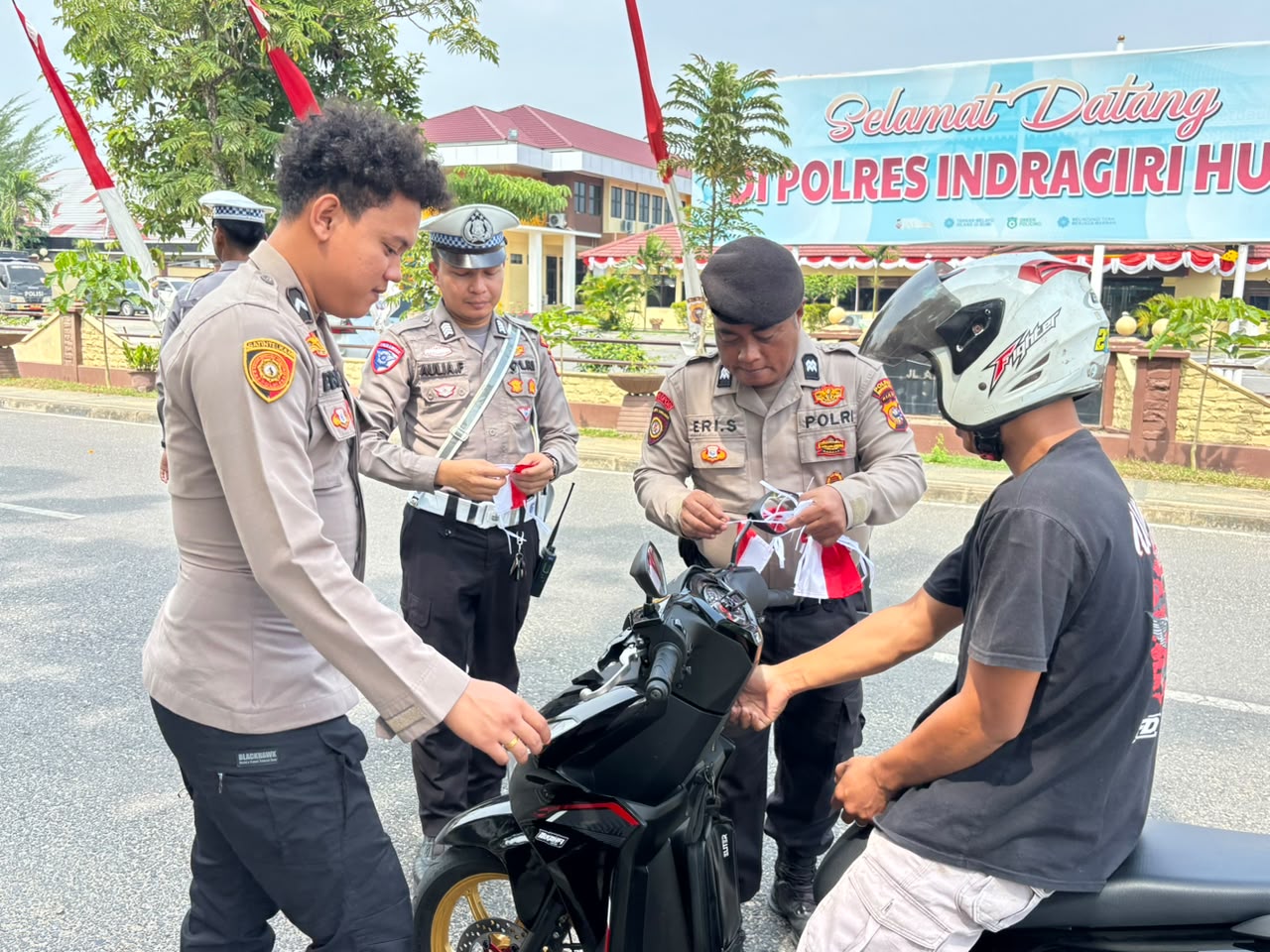 Polres Inhu Bagikan Puluhan Bendera Merah Putih ke Pengguna Jalan Jelang HUT RI ke-81