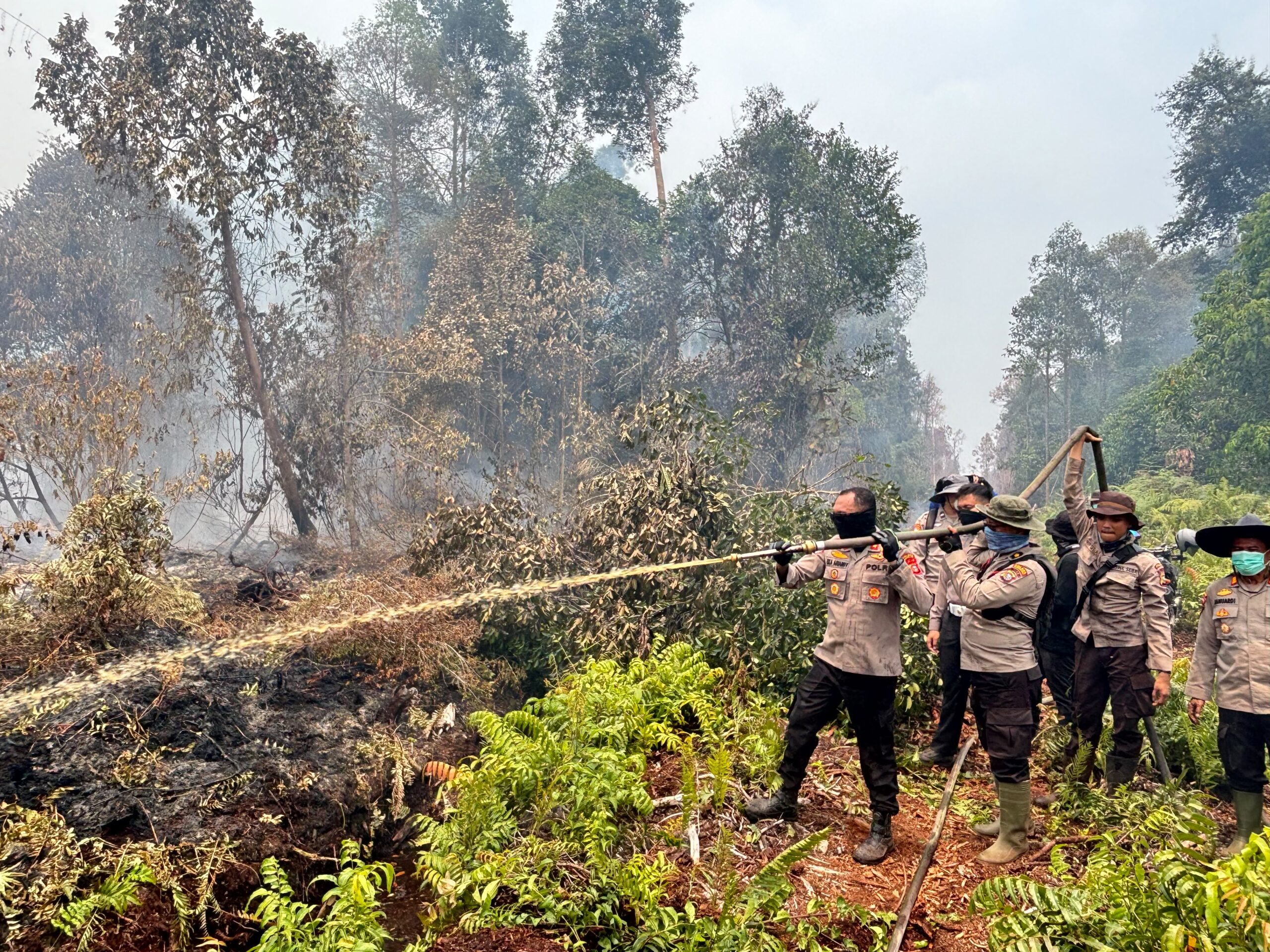 Kapolres Inhu Berjibaku Lakukan Pemadaman dan Pendinginan Kebakaran di Lokasi Tanah Sitaan Negara