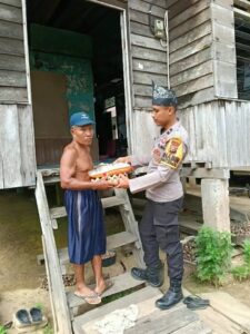 Polsek Rengat Barat Salurkan Sembako di Desa Danau Baru Lewat Program Jalur Peduli Ekonomi Masyarakat Pesisir Sungai