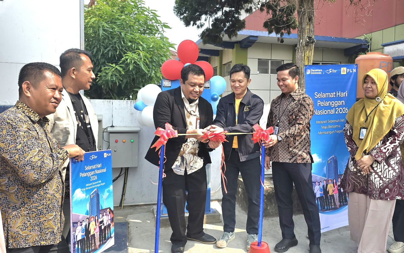 Sampena Hari Pelanggan Nasional, PLN UP3 Rengat Resmikan SPKLU di Bank Mandiri Rengat
