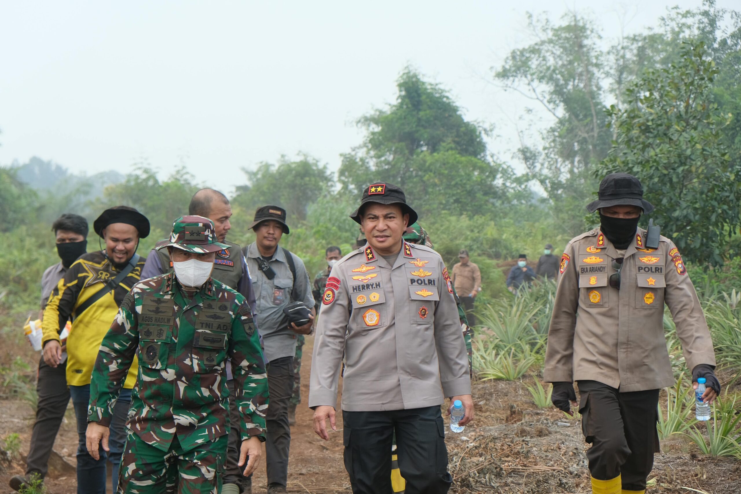 Kapolda Riau dan Pangdam Tinjau Karhutla di Inhu, Gelar Salat Istisqa Memohon Hujan