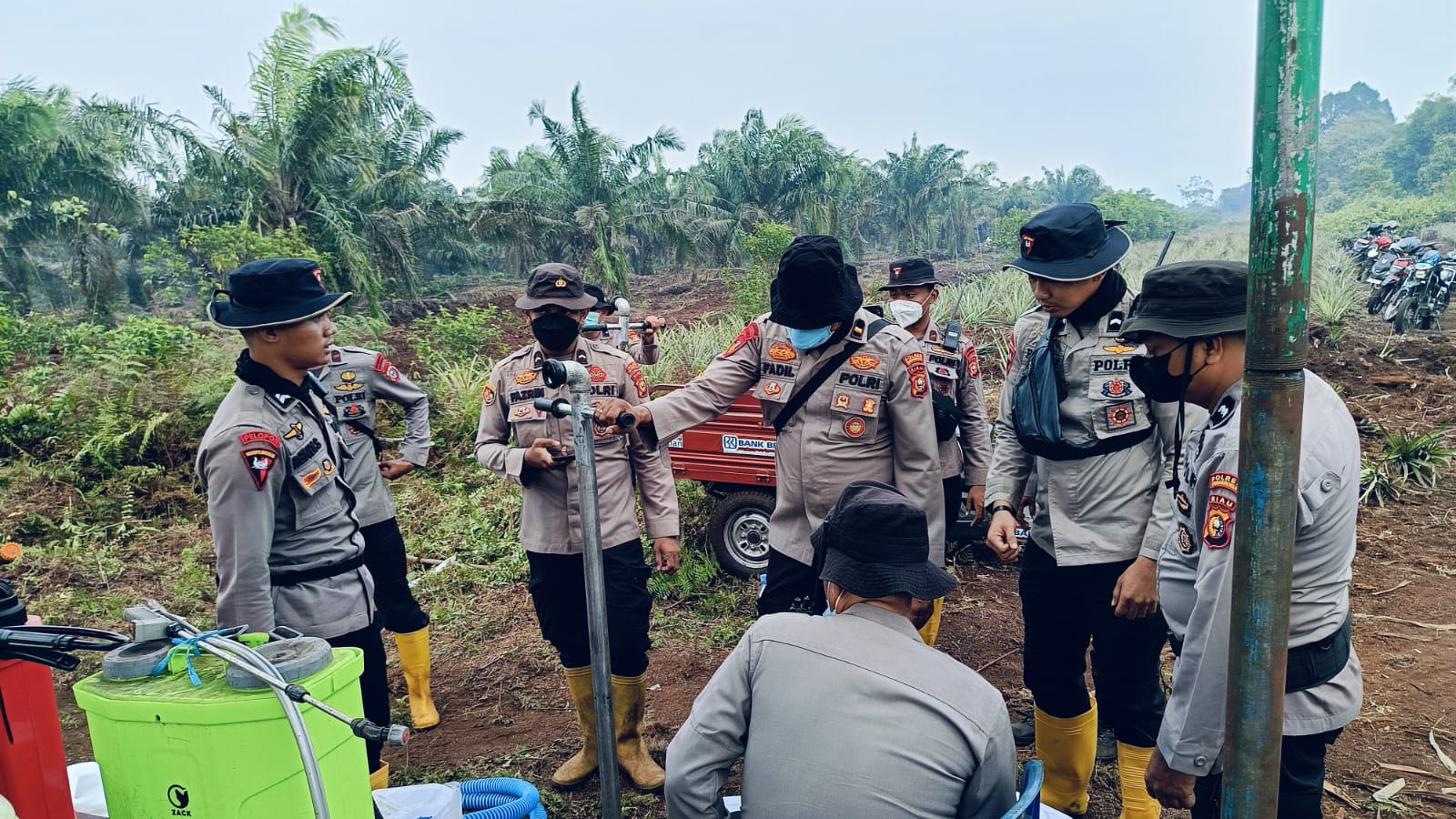 Bersama Gegana Satbrimobda Riau, Polres Inhu Mulai Pelatihan Penggunaan Tekhnologi Cairan Penanggulangan Kebakaran