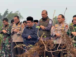 Ditengah Kepungan Asap, Kapolda-Pangdam Gelar Sholat Istisqo di Lokasi Karhutla