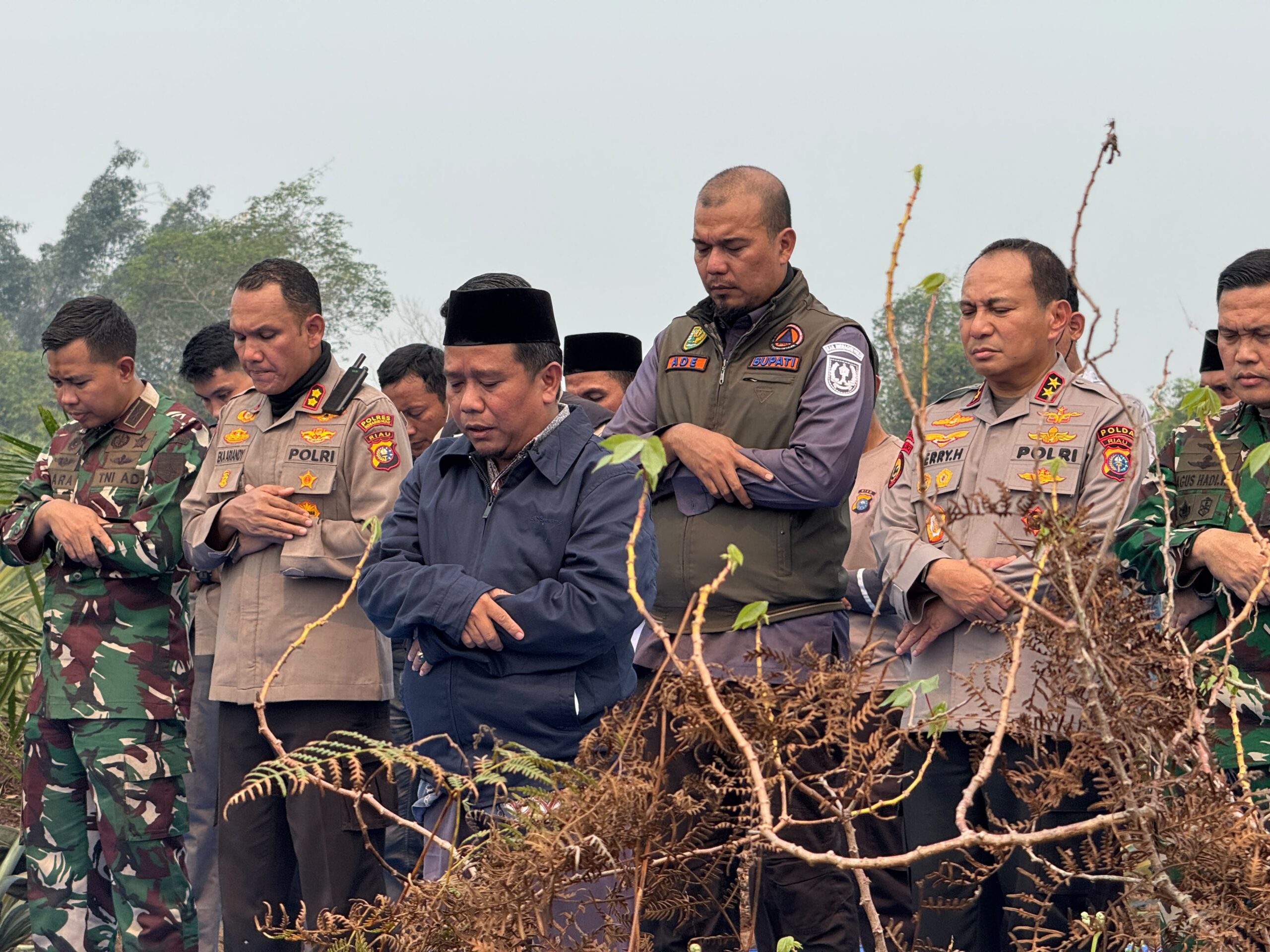Ditengah Kepungan Asap, Kapolda-Pangdam Gelar Sholat Istisqo di Lokasi Karhutla