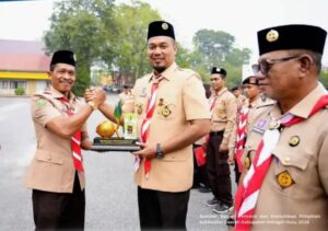 Bupati Inhu Ade Agus Hartanto Terima Lencana Dharma Bakti Kamabicab dari Kwarnas