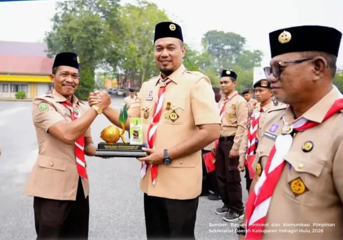 Bupati Inhu Ade Agus Hartanto Terima Lencana Dharma Bakti Kamabicab dari Kwarnas