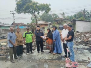 Jumat Berkah, Ketua DPRD Inhu Sabtu Pradansyah Sinurat Kunjungi Korban Kebakaran di Air Molek, Bantu Pembangunan Rumah