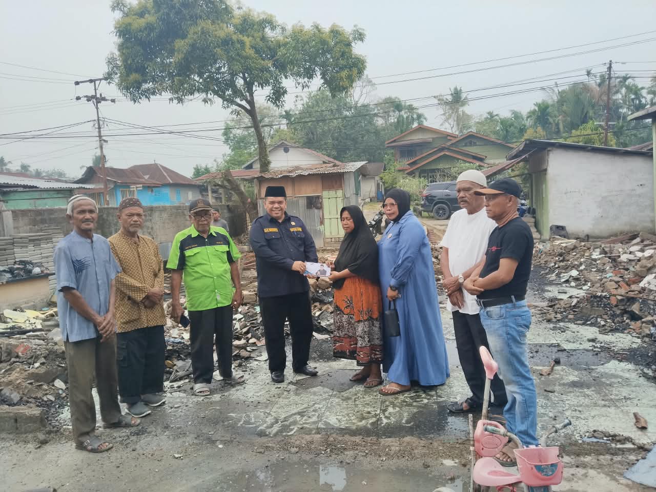 Jumat Berkah, Ketua DPRD Inhu Sabtu Pradansyah Sinurat Kunjungi Korban Kebakaran di Air Molek, Bantu Pembangunan Rumah