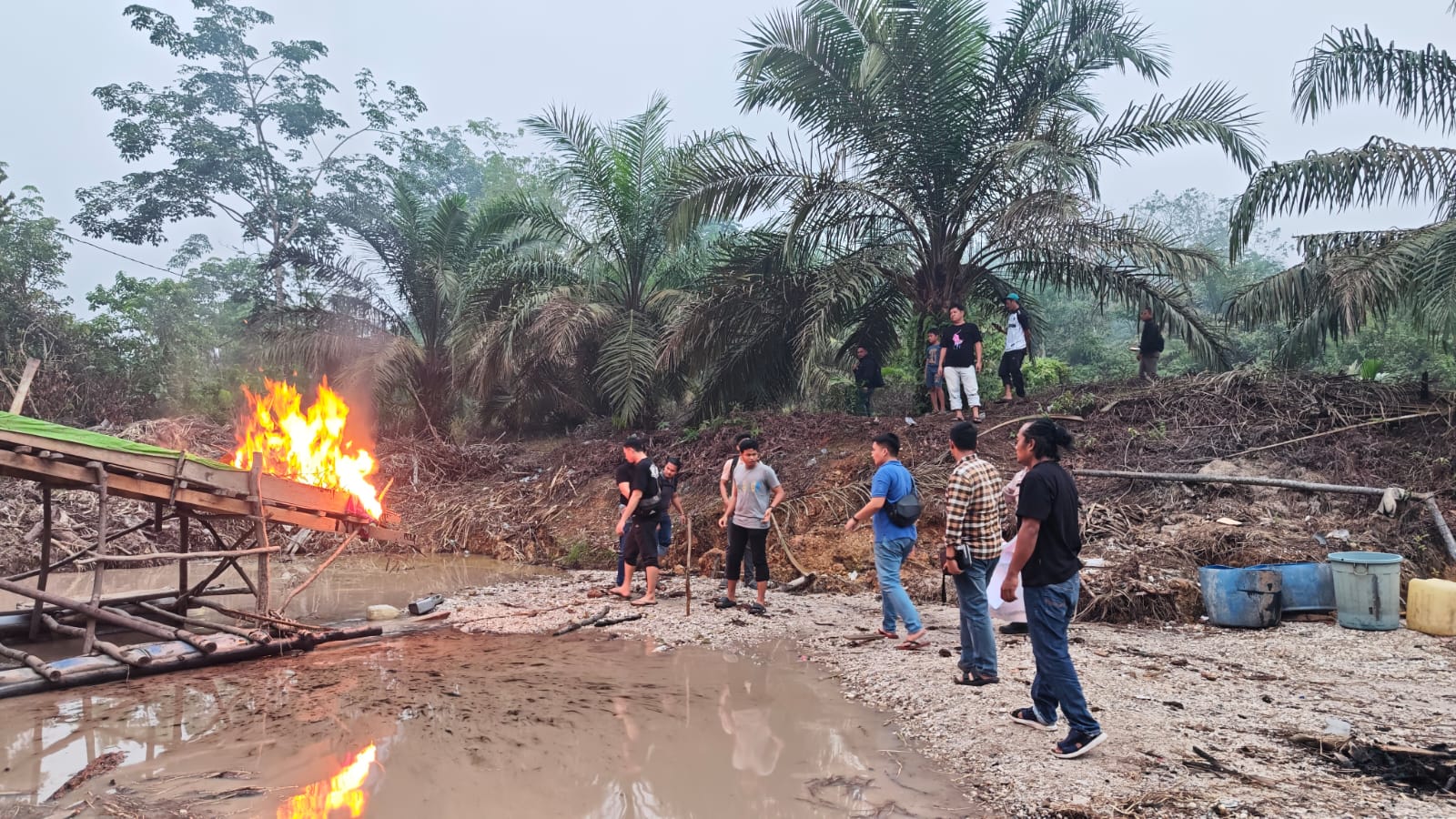 Operasi Gabungan di Kota Baru, Polres Inhu Tertibkan dan Bakar Tambang Emas Ilegal