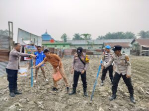 Jaga Asta Cita, ​Polsek LBJ Bersama Santri Ponpes Nurul Huda Sulap Lahan 1 Hektar Jadi Lumbung Jagung