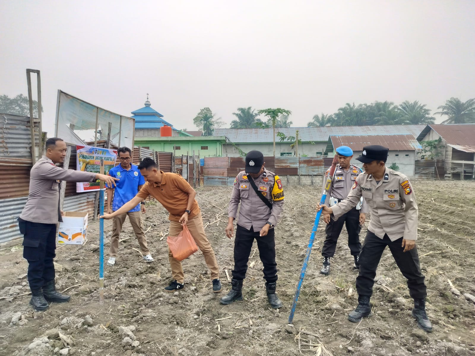 Jaga Asta Cita, ​Polsek LBJ Bersama Santri Ponpes Nurul Huda Sulap Lahan 1 Hektar Jadi Lumbung Jagung