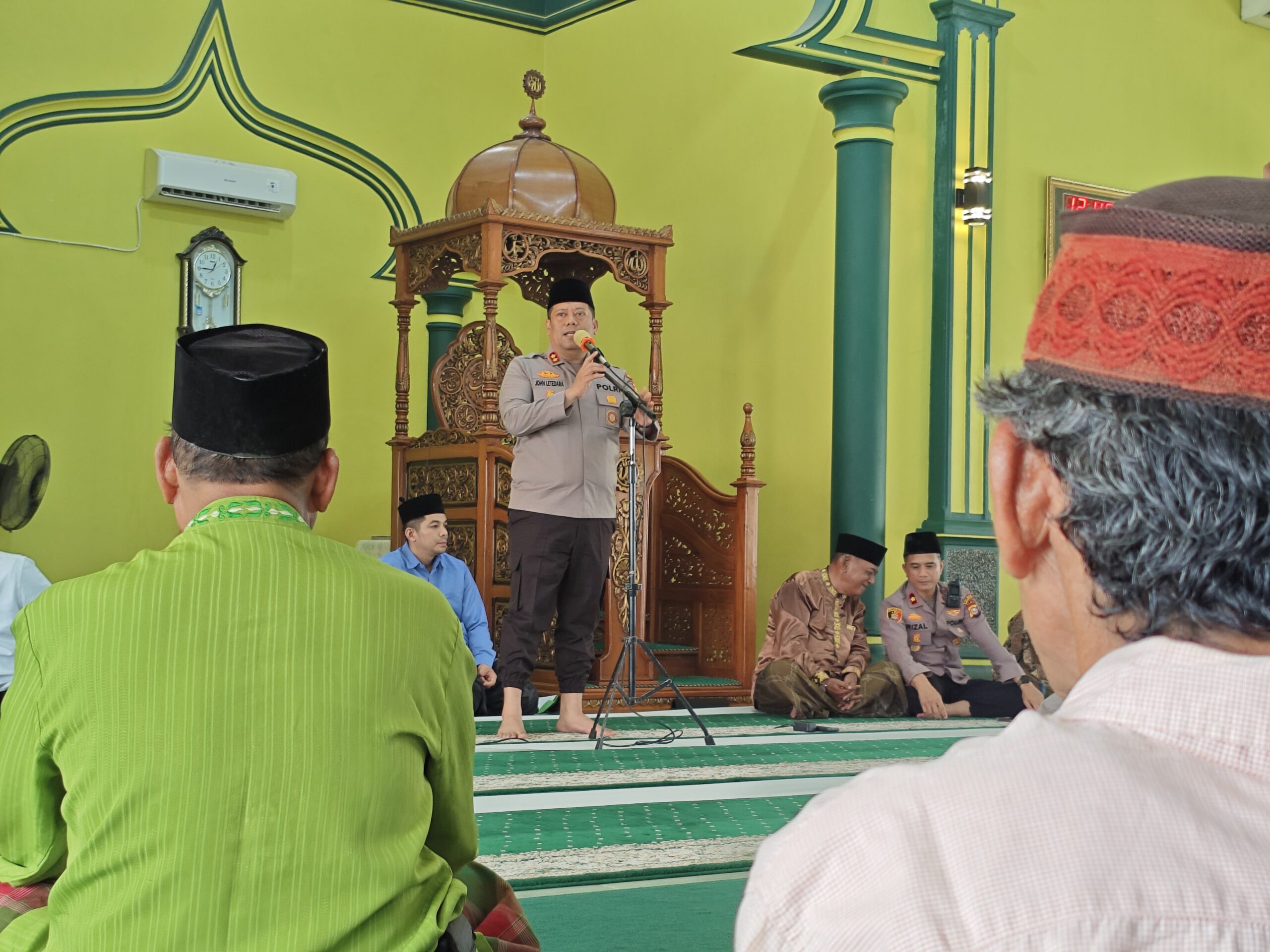 Jumat Berkah, Kapolres Inhu Serap Aspirasi Warga Serta Salurkan Bantuan di Masjid Ar Rahim