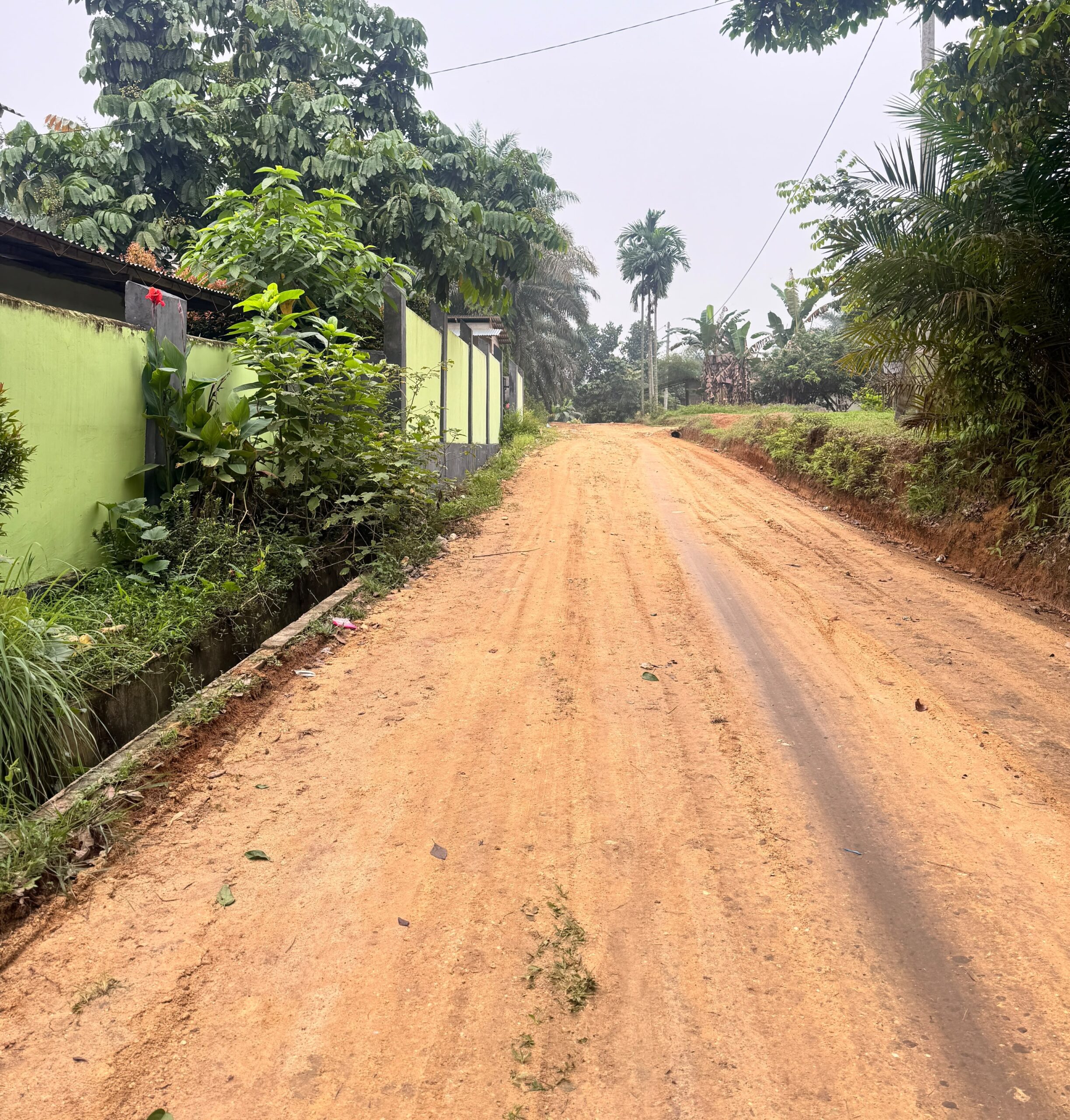 Sampena Hari Santri dan Sambut HUT NasDem ke-15, Ketua DPRD Inhu Sabtu P. Sinurat Perbaiki Jalan Parit Jawa Secara Mandiri