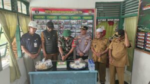 Perkuat Sinergitas di HUT ke-81 TNI, Polsek dan Forkopimcam Tanah Merah Sambangi Koramil dan Posal Kuala Enok