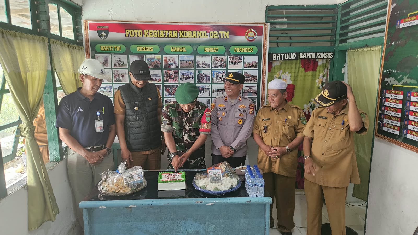 Perkuat Sinergitas di HUT ke-81 TNI, Polsek dan Forkopimcam Tanah Merah Sambangi Koramil dan Posal Kuala Enok