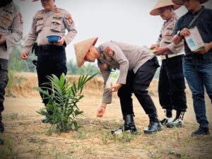 Sinergi Polri dan Petani, Polsek Lirik Tanam Jagung Pipil Kuartal III di Desa Seko Lubuk Tigo
