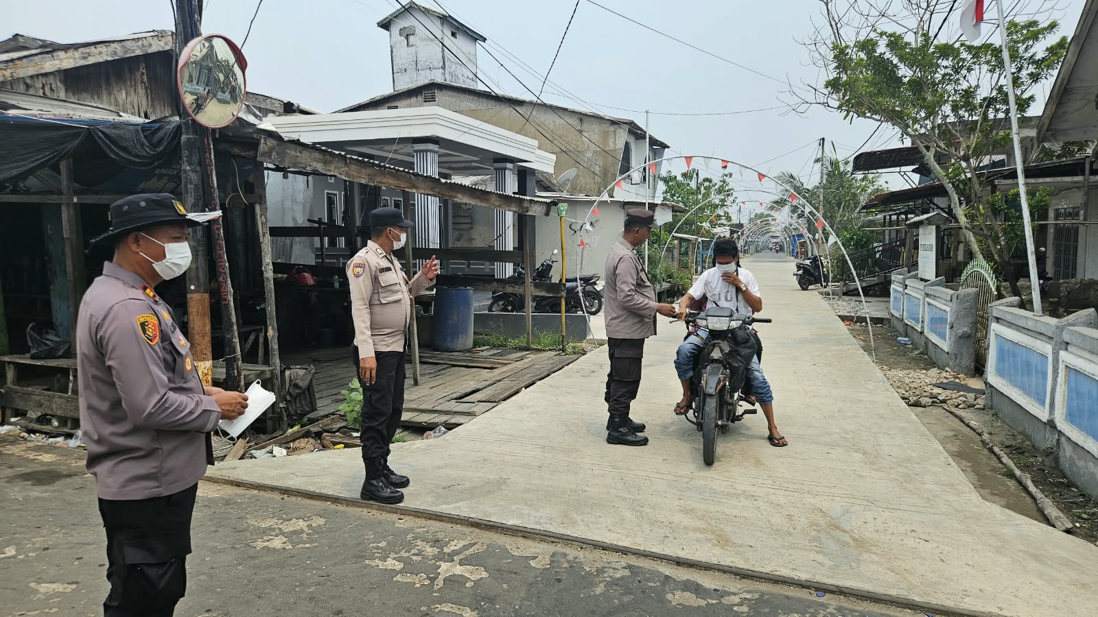 Peduli Kabut Asap, PSMTI dan Polsek Tanah Merah Bagikan 100 Masker ke Warga