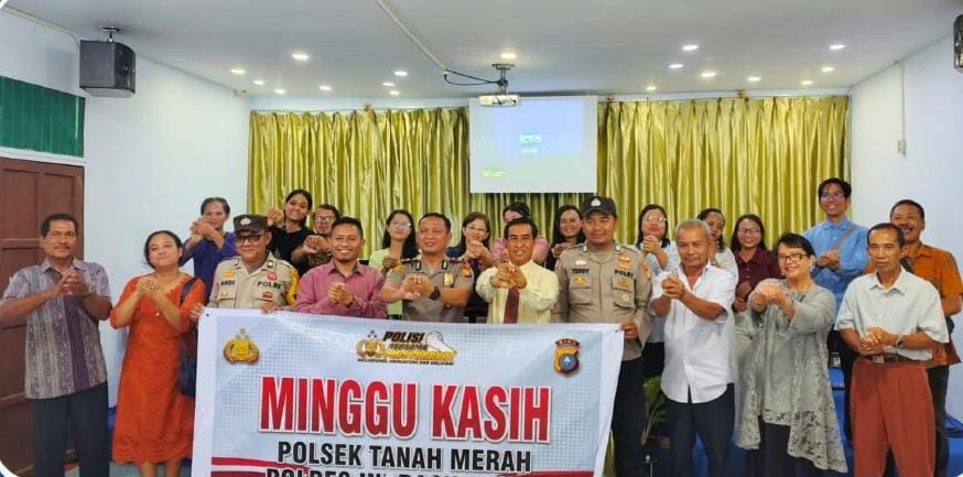 Polsek Tanah Merah Gelar Minggu Kasih di Gereja POUK Efata Sambu Group