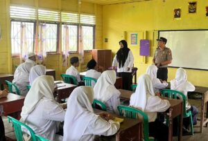 Polsek Tanah Merah Ajak Siswa MTs YPI Kuala Enok Jauhi Kenakalan Remaja dan Bijak Bermedsos